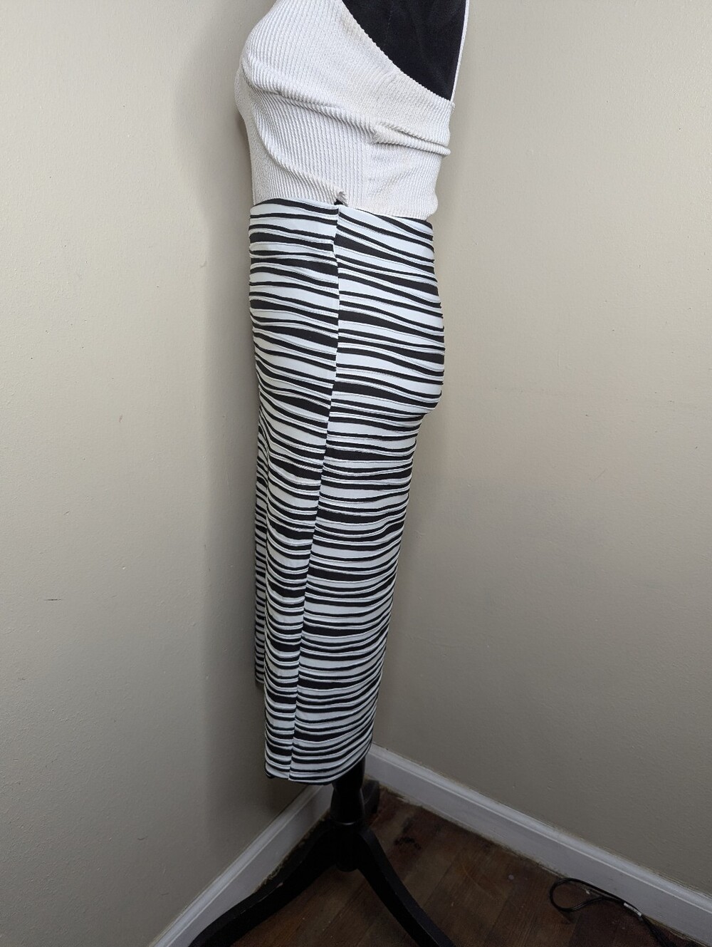 Black And White Ridgged Skirt Large - Picture 2 of 8